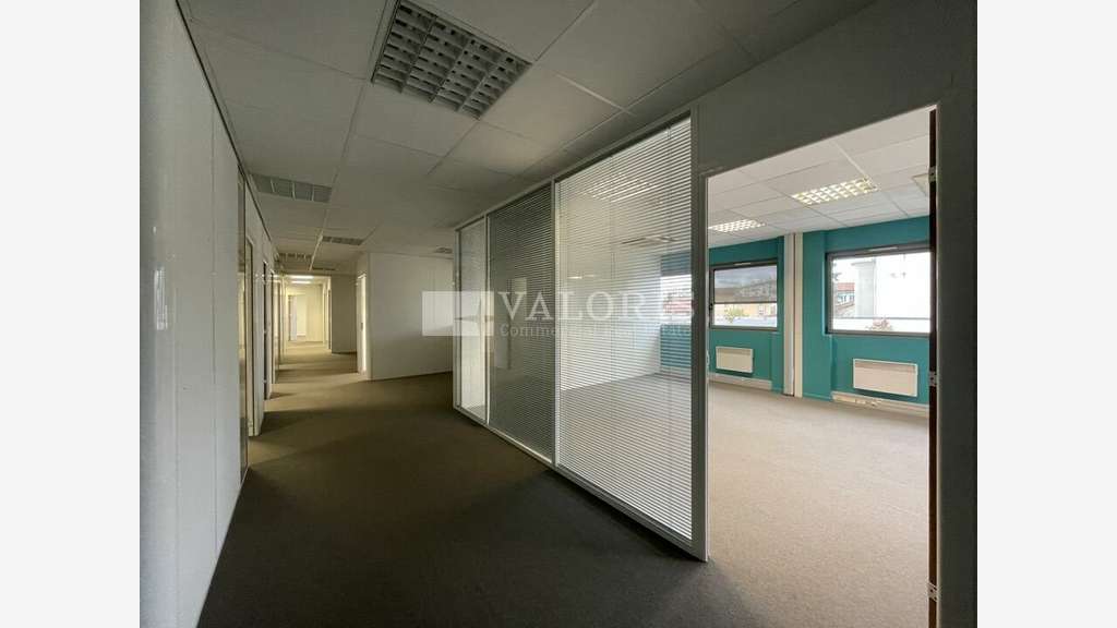 Bureaux cloisonnés 355m² à louer Lyon 8e