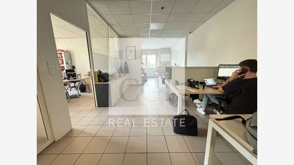 Loue bureaux avec dépôt 157m² en RDC à Lyon 69008