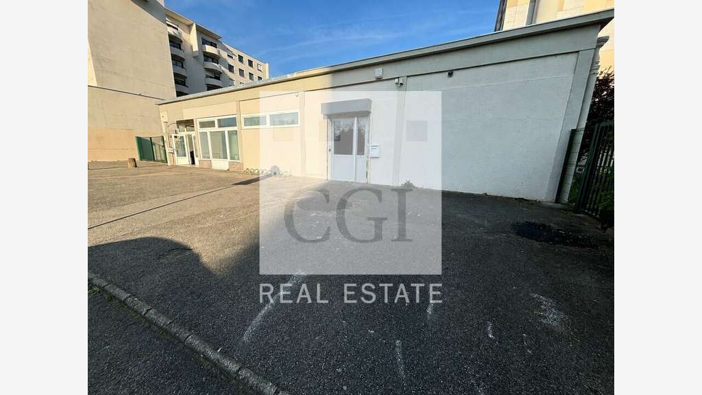 Loue bureaux avec dépôt 157m² en RDC à Lyon 69008