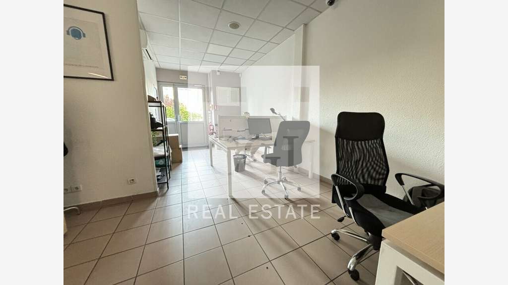 Loue bureaux avec dépôt 157m² en RDC à Lyon 69008