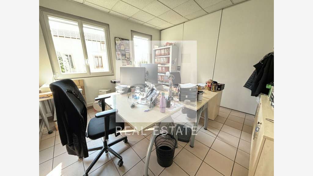 Loue bureaux avec dépôt 157m² en RDC à Lyon 69008