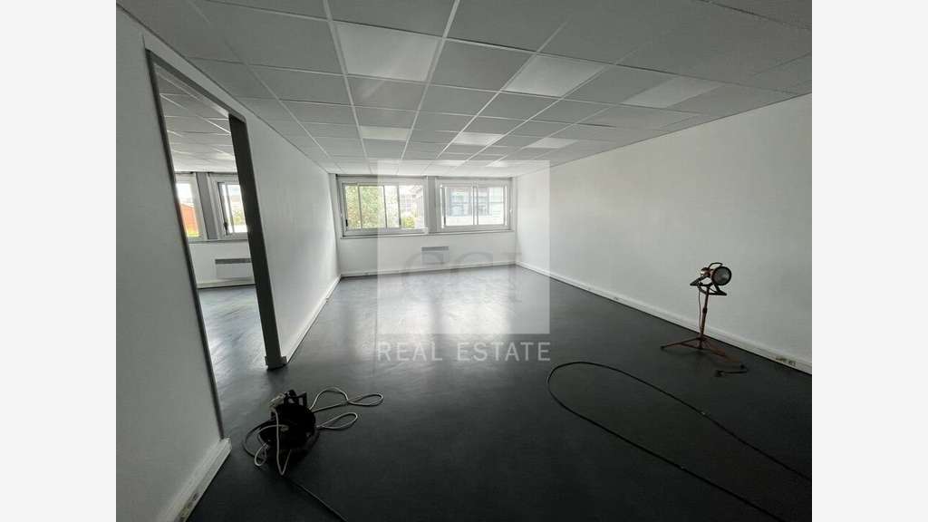 Bureaux 144m² à louer à Lyon 9e proche A6