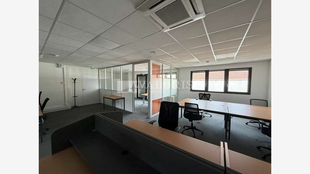 A louer bureaux 110m² avec parkings à Lyon 9e