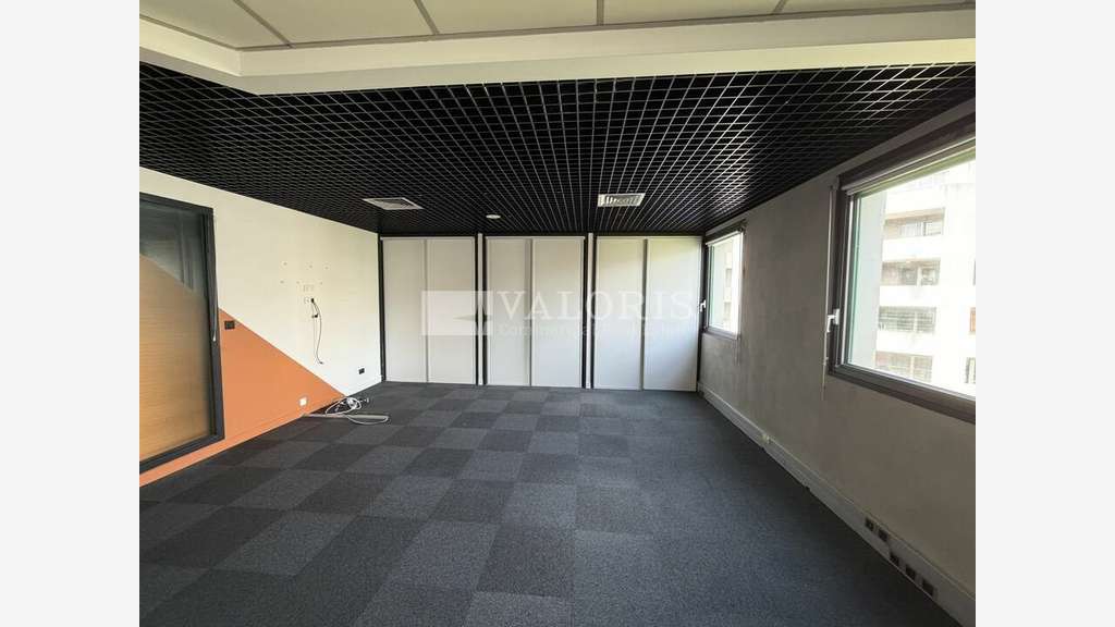 Bureaux 325m² à louer à Lyon 9e