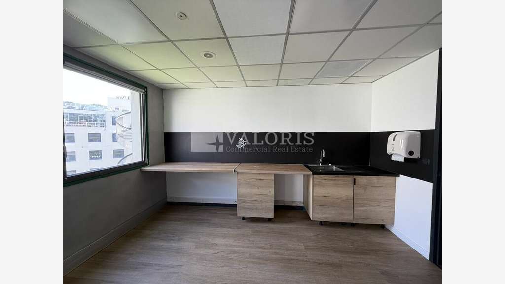 Bureaux 325m² à louer à Lyon 9e
