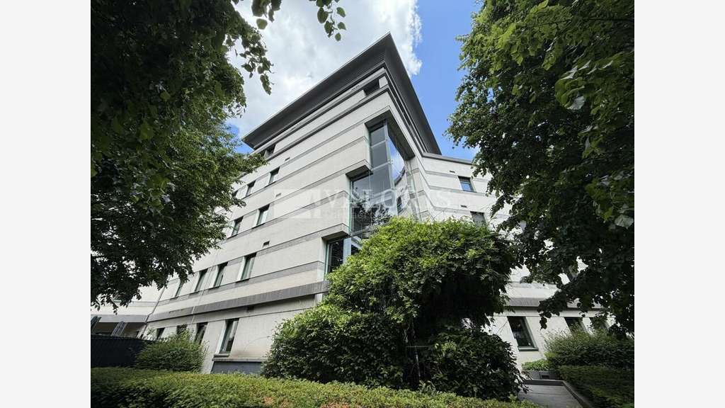 Bureaux 325m² à louer à Lyon 9e
