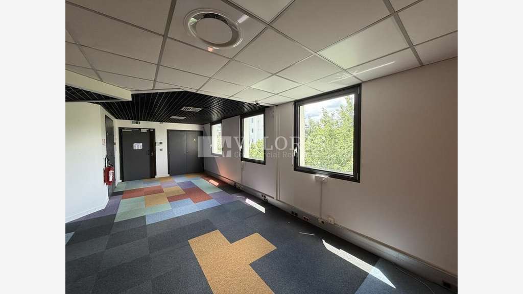 Bureaux 325m² à louer à Lyon 9e