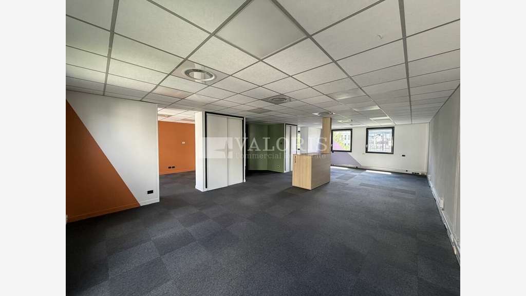 Bureaux 325m² à louer à Lyon 9e