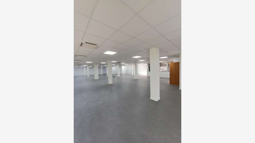 Bureau 397m² RDC à louer à Malakoff métro 13