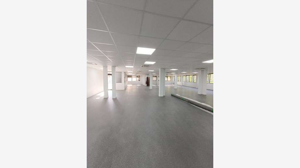 Bureau 397m² RDC à louer à Malakoff métro 13