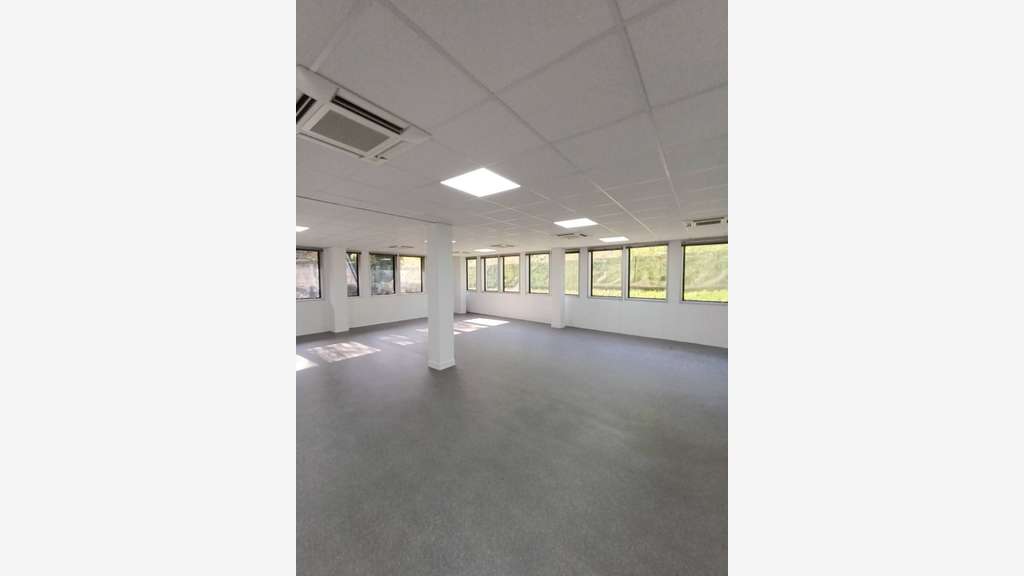 Bureau 397m² RDC à louer à Malakoff métro 13