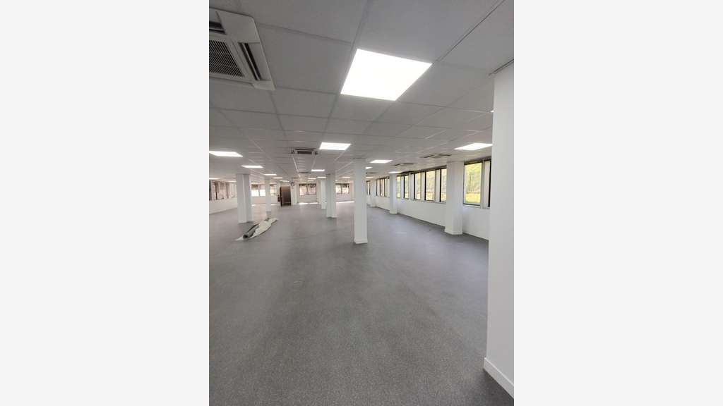 Bureau 397m² RDC à louer à Malakoff métro 13