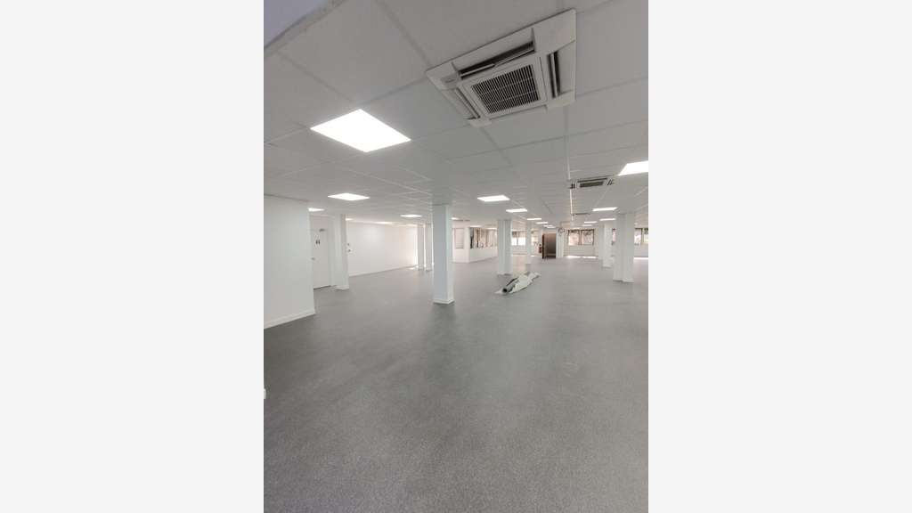 Bureau 397m² RDC à louer à Malakoff métro 13