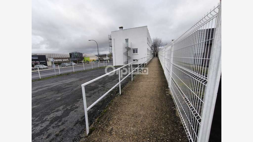 A louer bureaux 558m² sur 3 étages à Malemort