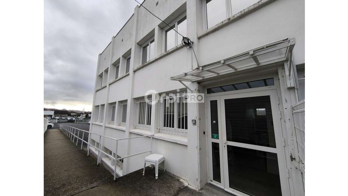 A louer bureaux 558m² sur 3 étages à Malemort