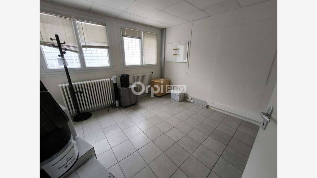 A louer bureaux 558m² sur 3 étages à Malemort