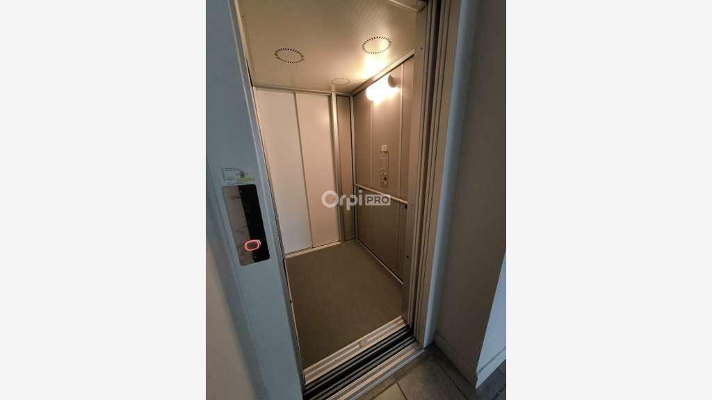 A louer bureaux 558m² sur 3 étages à Malemort