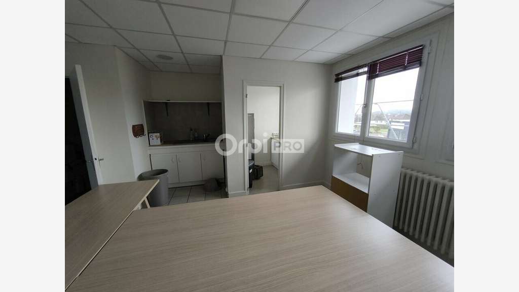 A louer bureaux 558m² sur 3 étages à Malemort