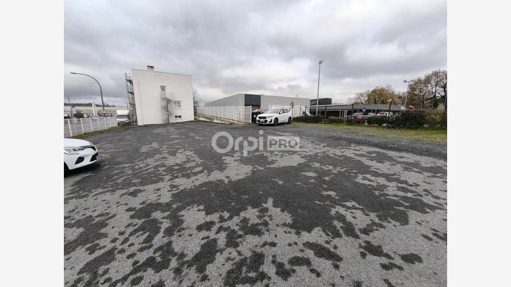 A louer bureaux 558m² sur 3 étages à Malemort