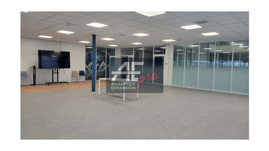 44 - MALVILLE - BUREAUX à louer