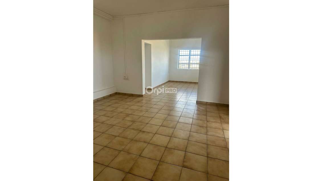 Locaux professionnels 150m² à M'tsaperé