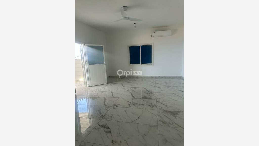 Bureau 150m² R+1 à louer à Mamoudzou