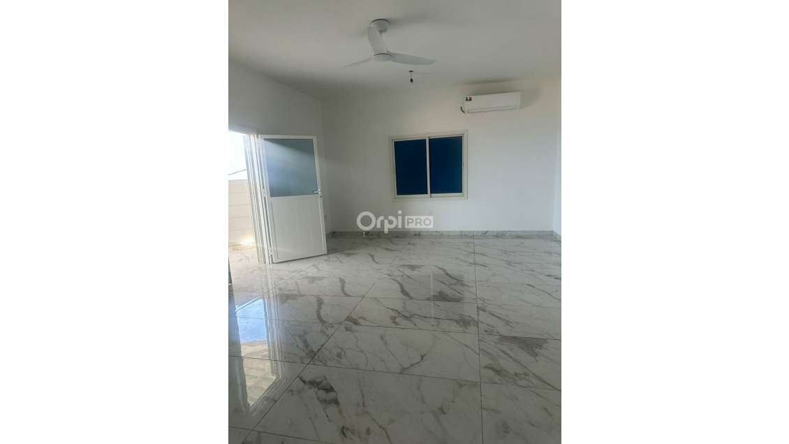 Bureau 150m² R+1 à louer à Mamoudzou