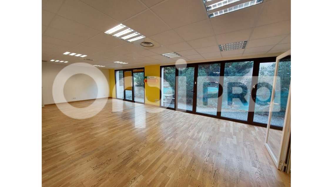 A louer locaux 80m² Centre d'affaire 75 à Manosque