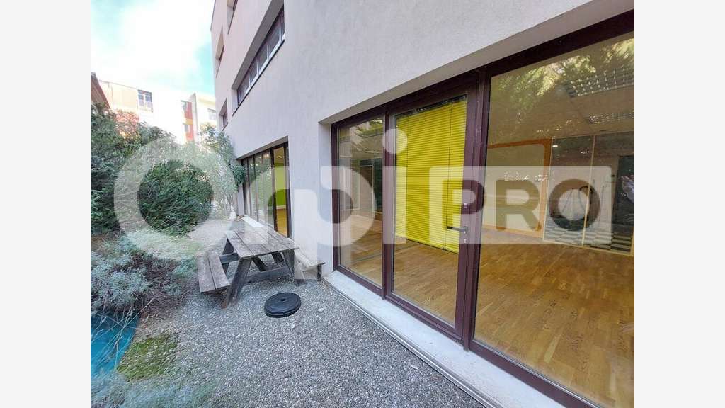 A louer locaux professionnels 79m² R+1 à Manosque