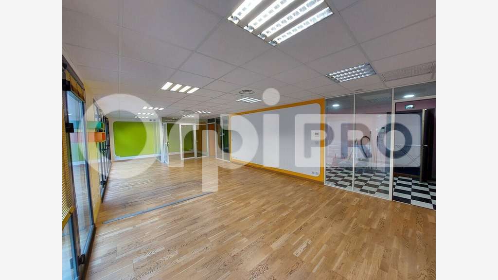 A louer locaux professionnels 79m² R+1 à Manosque