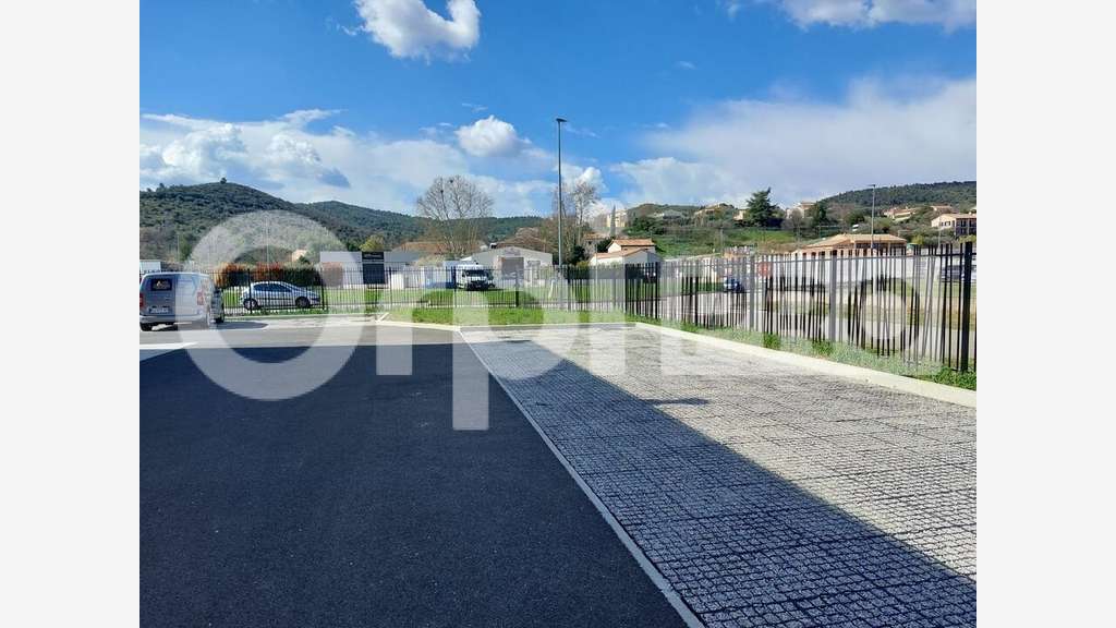 A louer locaux proche sortie d'autoroute Manosque