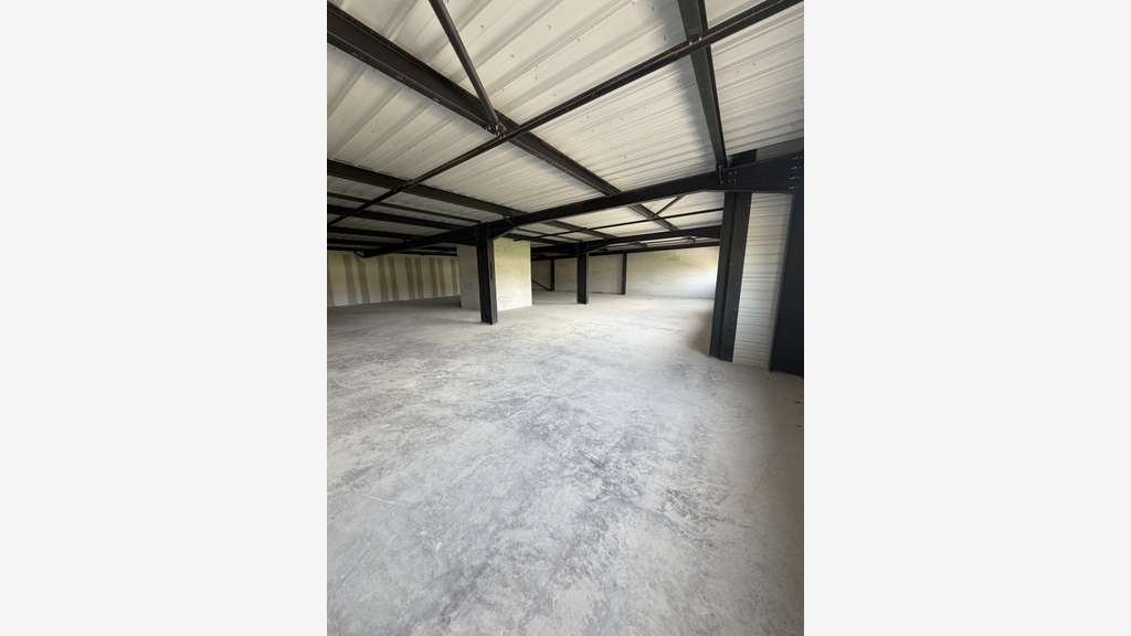 Plateau de bureau brut de 283 m²