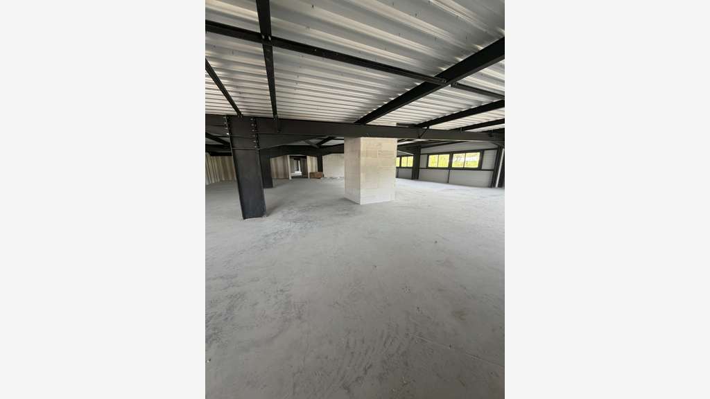Plateau de bureau brut de 283 m²