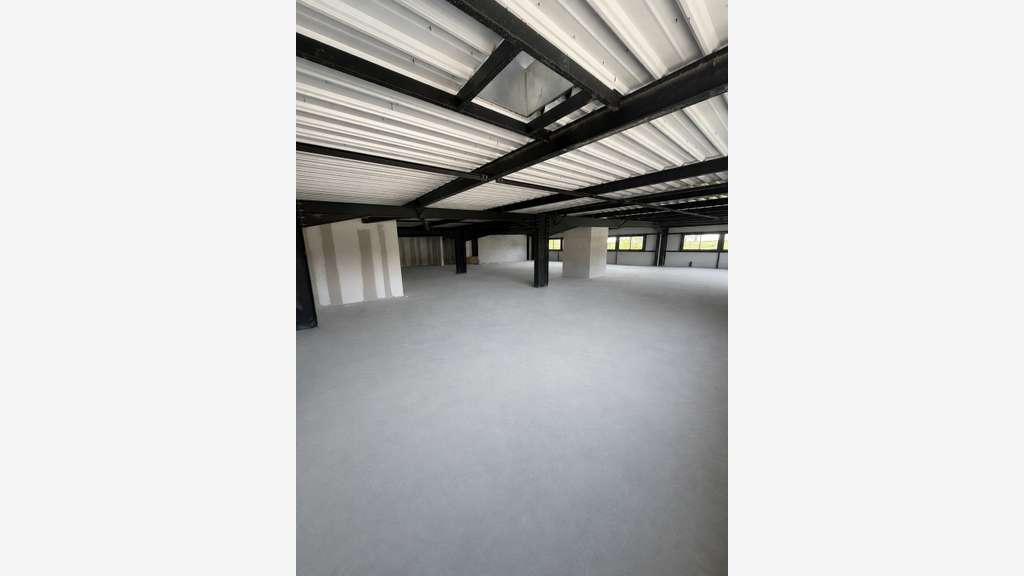 Plateau de bureau brut de 283 m²