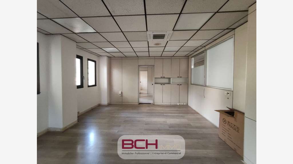Loue bureaux 70m² parkings à Marseille Saint Menet