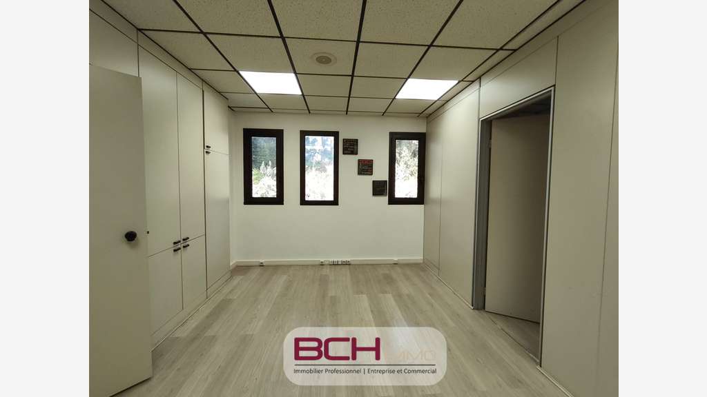 Loue bureaux 70m² parkings à Marseille Saint Menet