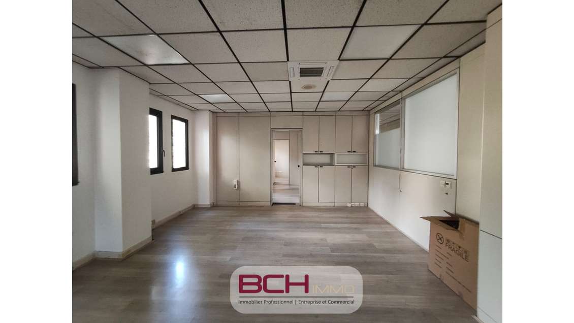 Location bureaux, parkings privés, SAINT MENET 