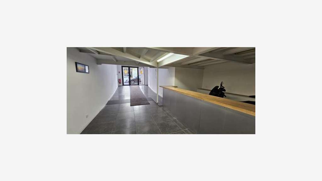 Location grand local calme de 400m² Marseille 01