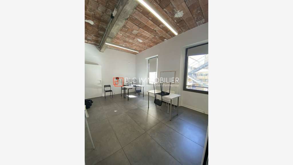 Bureaux lumineux à louer R+3 322m² La Joliette