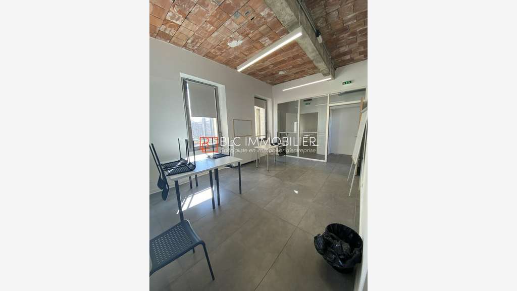 Bureaux lumineux à louer R+3 322m² La Joliette