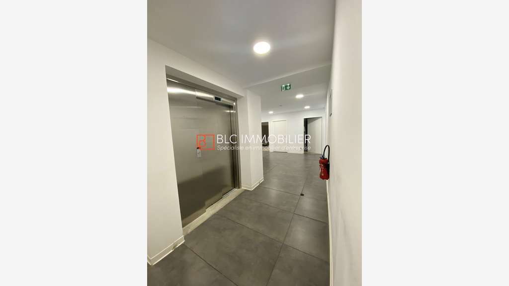 Bureaux lumineux à louer R+3 322m² La Joliette
