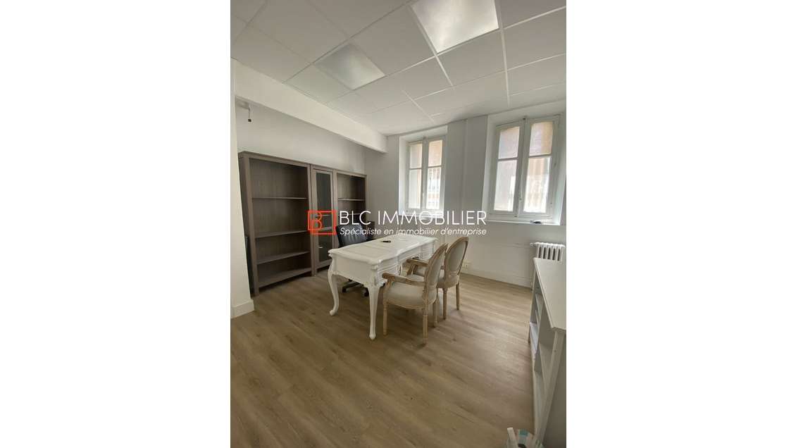 BUREAUX AVEC VITRINE A LOUER 65 m² 13004 MARSEILLE