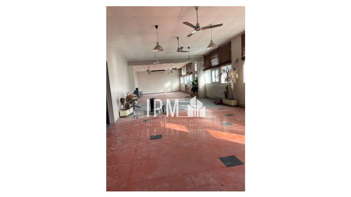 Local à louer 290m² à St Jean du Désert 13005