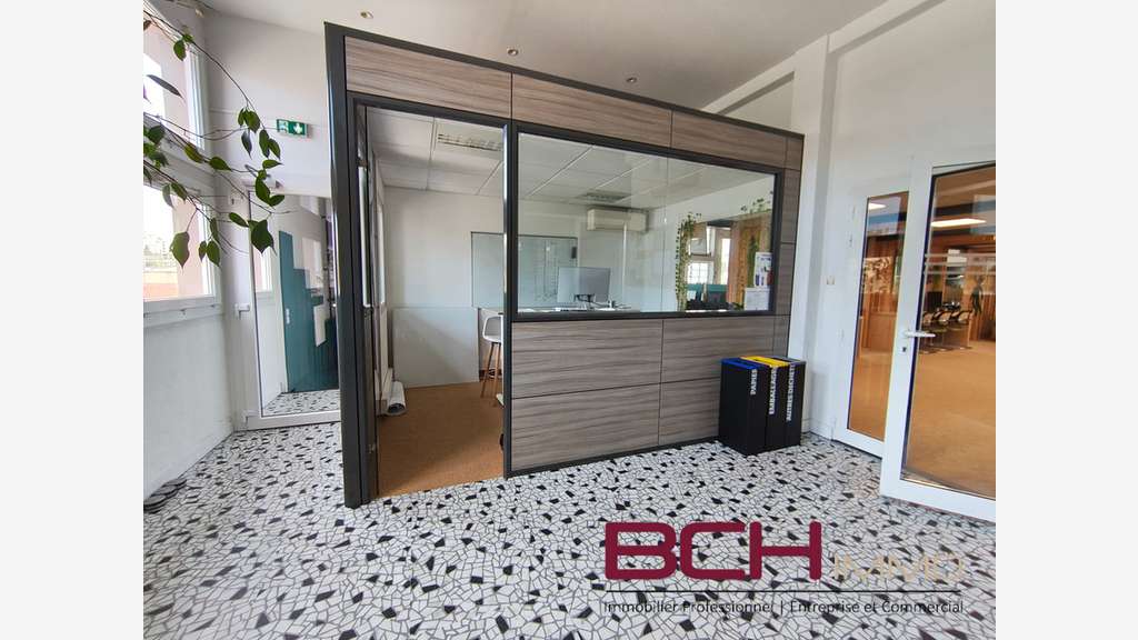 Location bureaux lumineux, excellent état,  13005