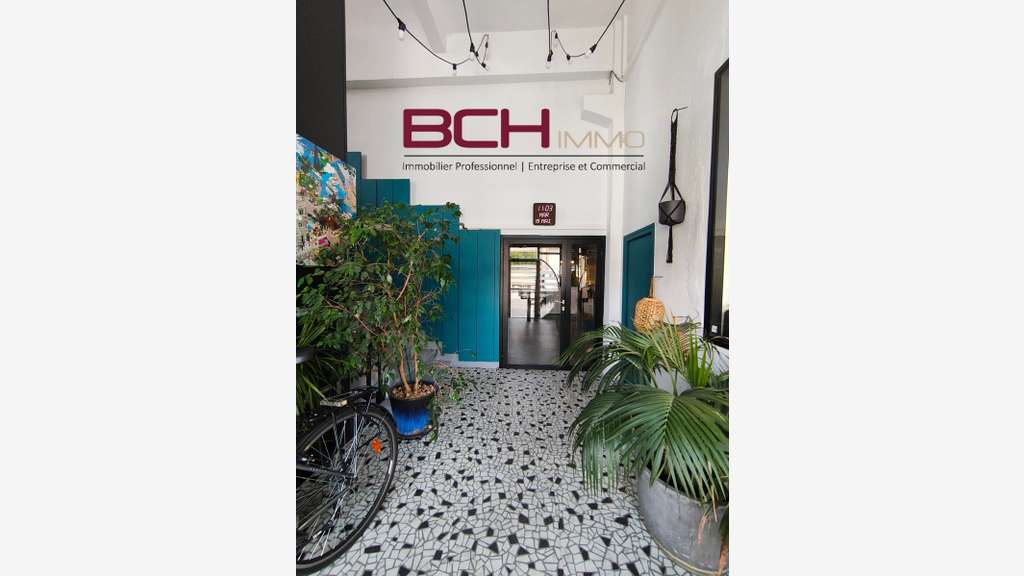 Location bureaux lumineux, excellent état,  13005