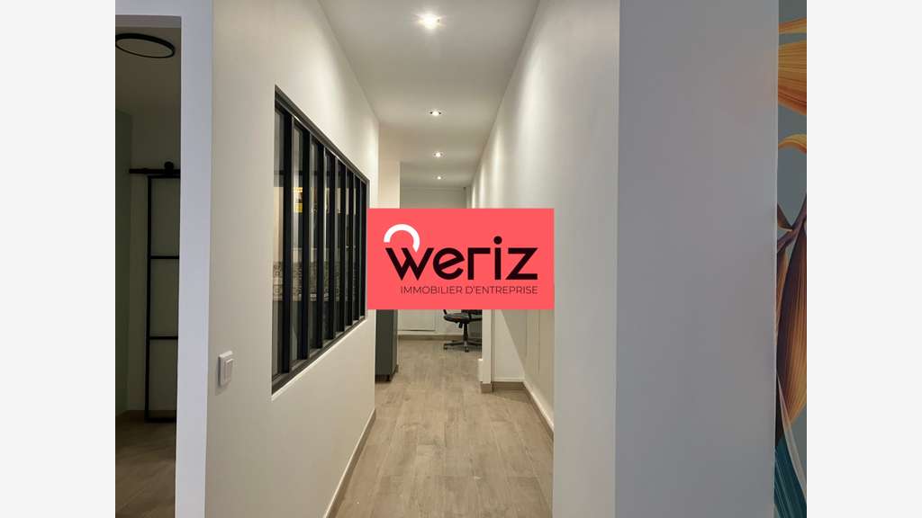 vous présente un local commercial de 57 m²,
