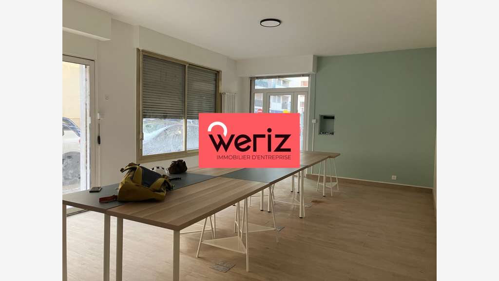 vous présente un local commercial de 57 m²,