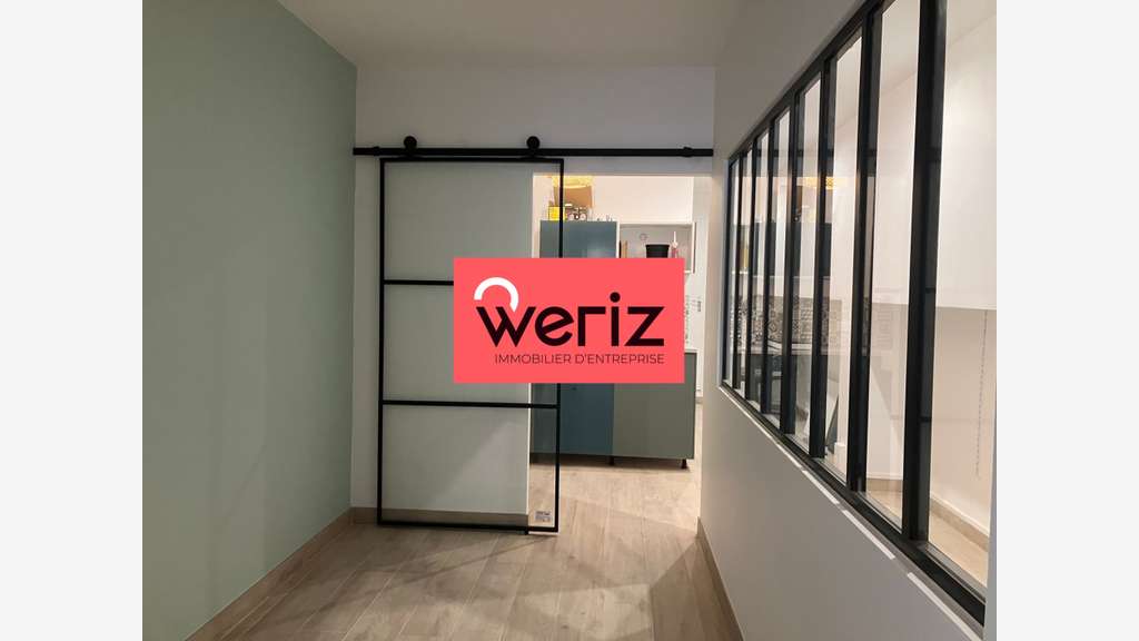vous présente un local commercial de 57 m²,