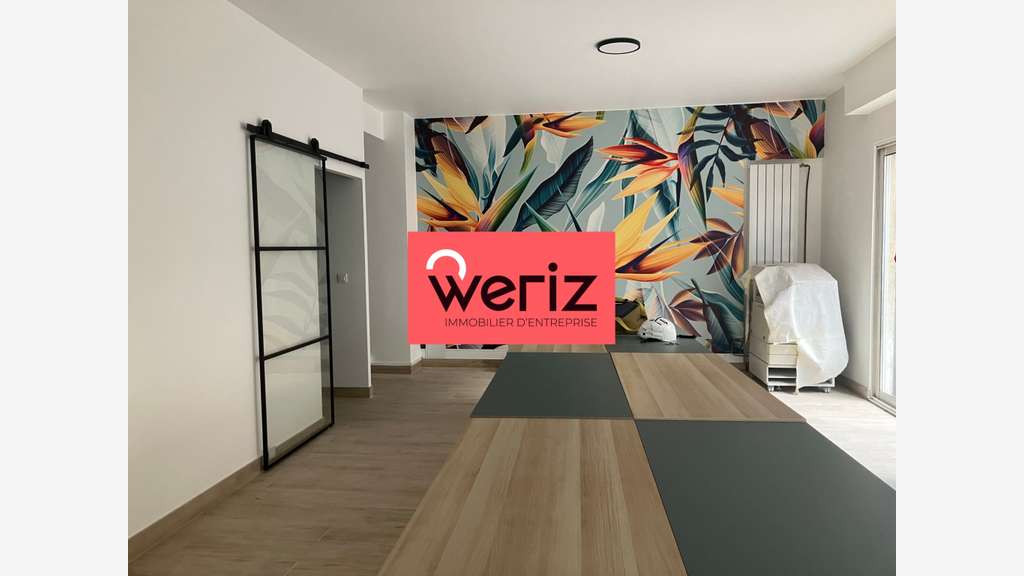 vous présente un local commercial de 57 m²,
