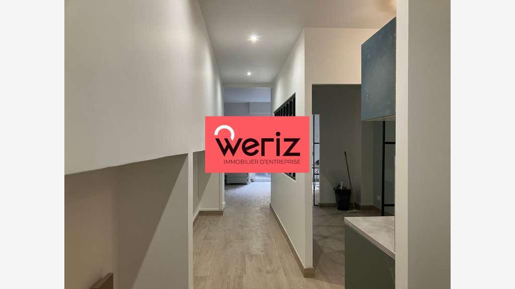 vous présente un local commercial de 57 m²,